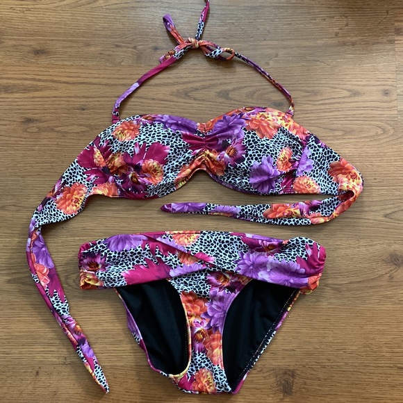 La vie en rose floral pattern bikini top and bottom - Picture 2 of 5